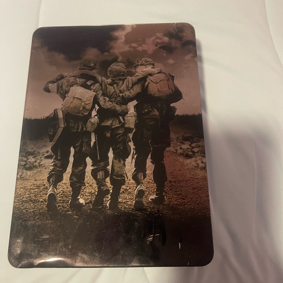 Band of Brothers 10 Episodes 6-Disc Set -Tin Box DVD Bonus Features. - Picture 2 of 10